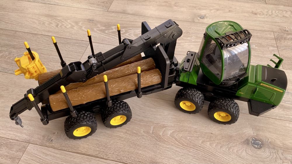 Bruder 02133 Forwarder John Deere 1210E z chwytakiem i 4 pniami