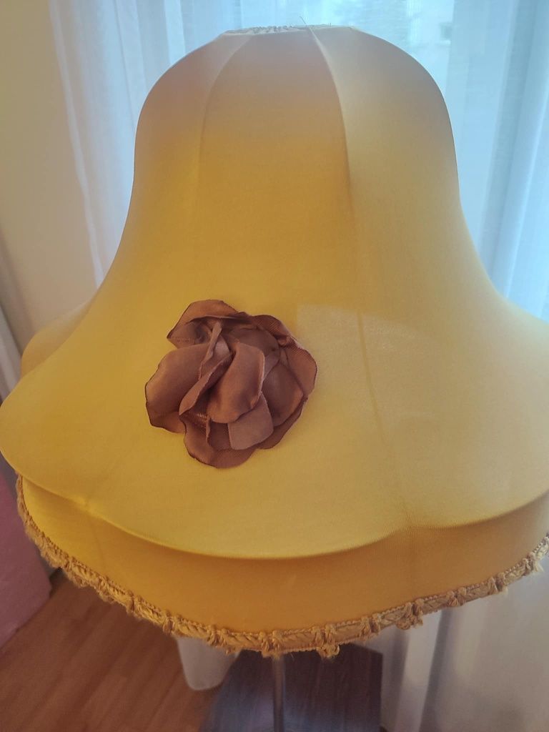 Stylowa lampa regulowana, ze stolikiem.
