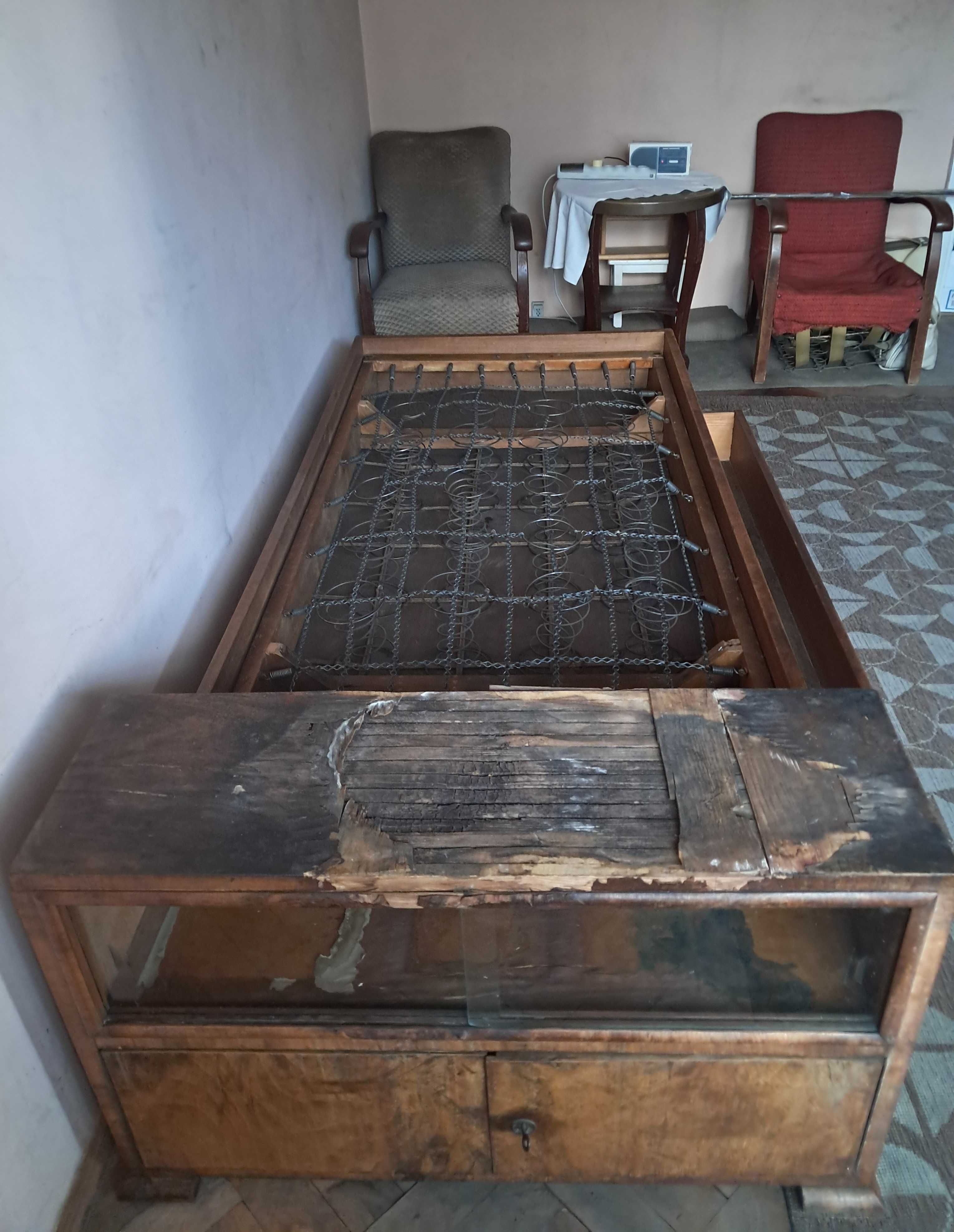 Stare łóżko drewniane ze stelażem sprężynowym.