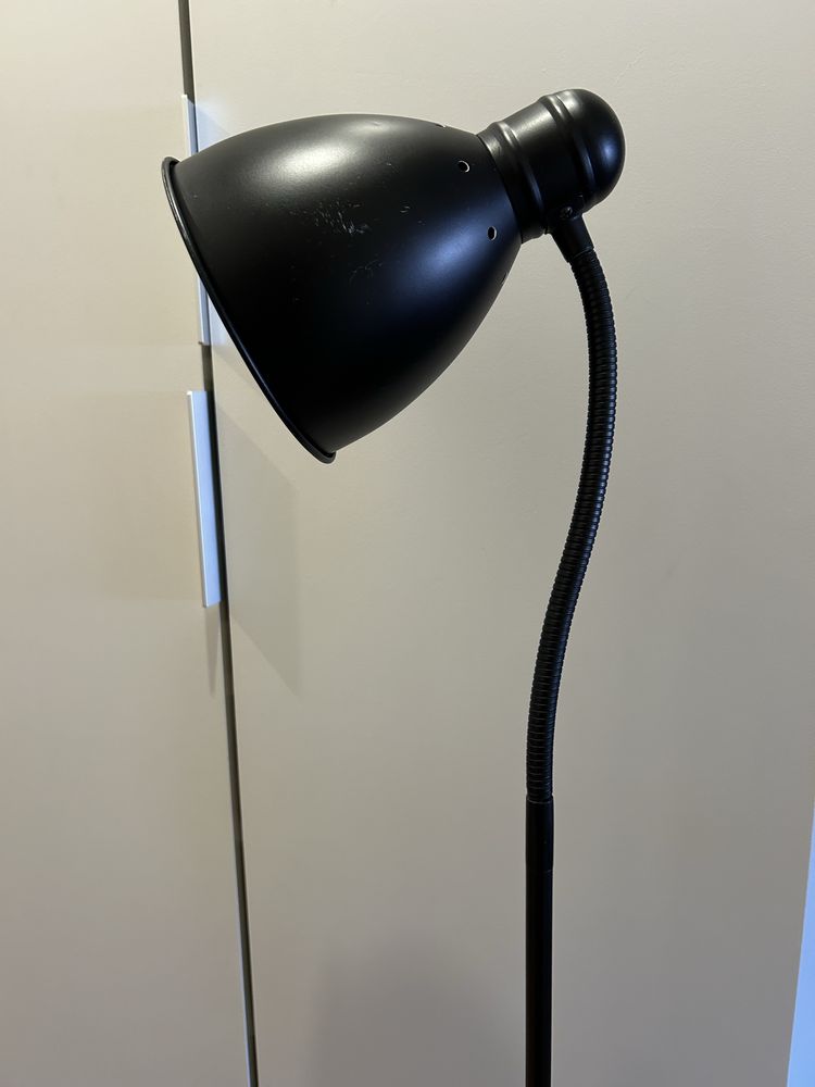 Candeeiro preto de pé alto regulável