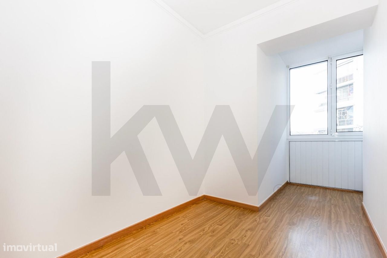 Apartamento T1 transformado em T2 na Av. Estados Unidos da América.