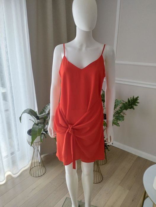 Czerwona sukienka na ramiączkach