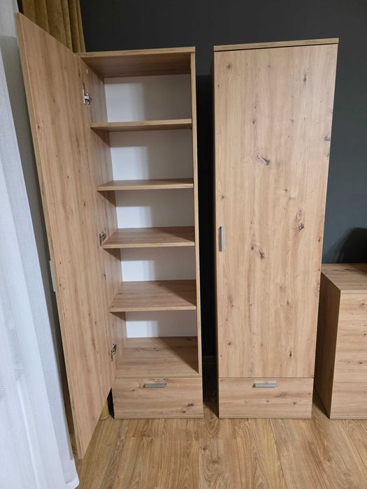 Komplet mebli do salonu komoda, witryny, słupki 7 elementów