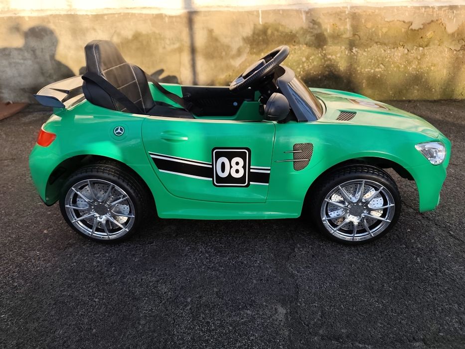 Дитячий електромобіль