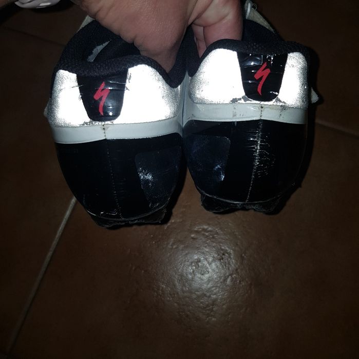 Sapatos de estrada brancos