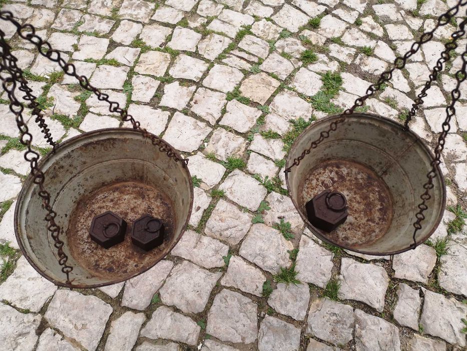 Balança vintage, suspensa, com 2 pratos e pesos