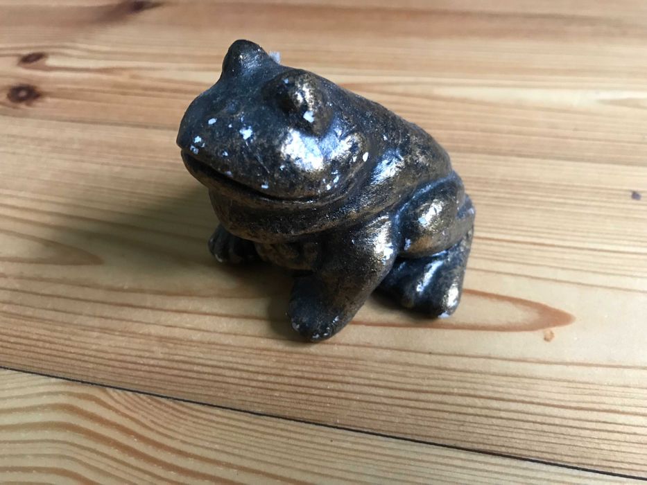 Gipsowa figurka żaby w kolorze złotym