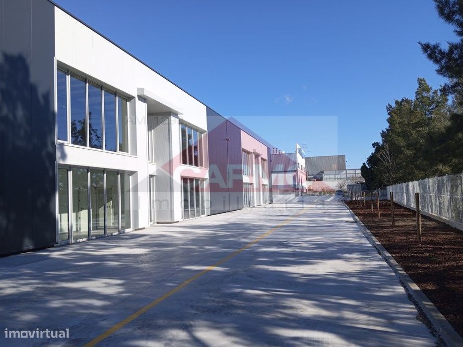 Armazém para arrendamento na zona industrial da Moita.