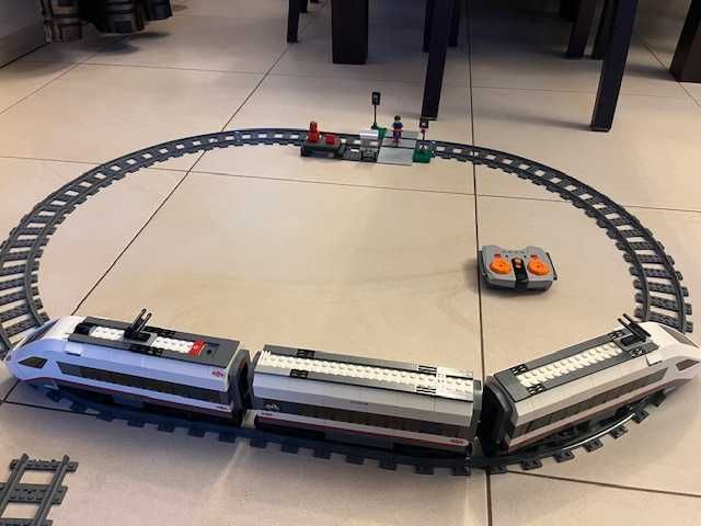 Lego CITY Pociąg pasażerski-60051 + dworzec kolejowy-60050 + tory doda