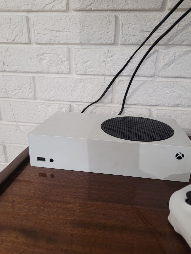 Xbox series s sprawny z grami i padem i słuchawkami