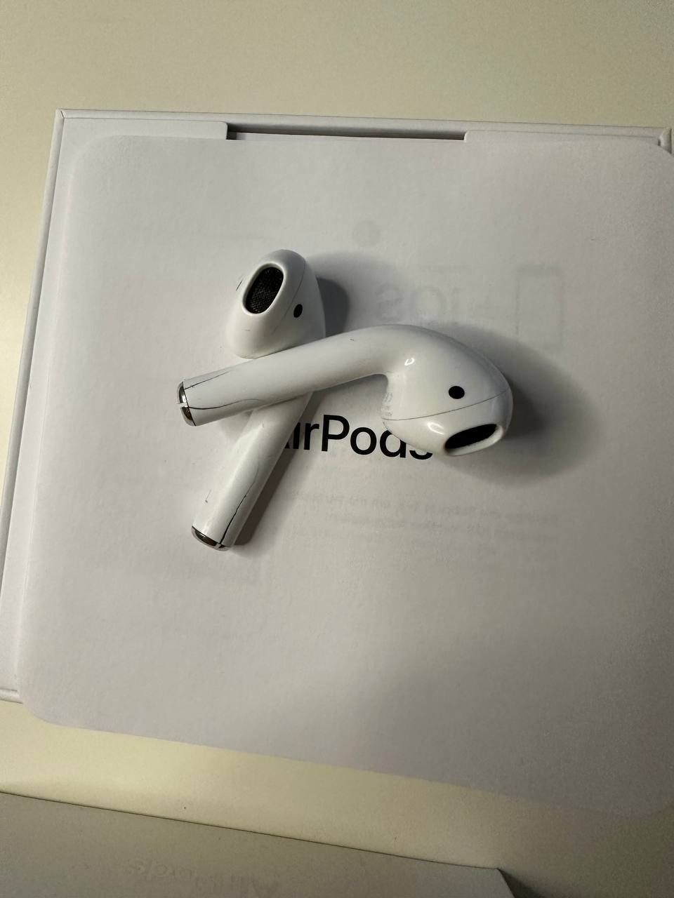 Oryginalne słuchawki Apple Airpods 
mają wadę: pękn