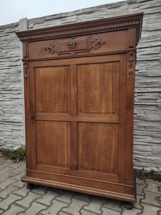 Dębowa szafa-bielizniarka.