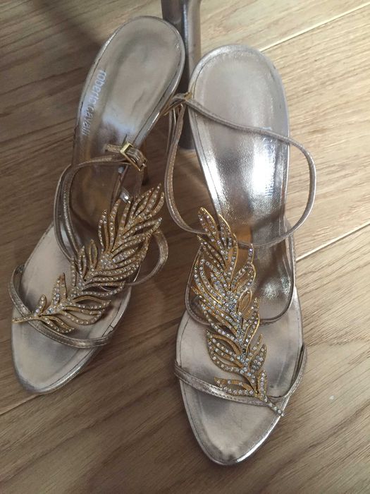 szpilki sandałki robrto cavalli w złotym kolorze