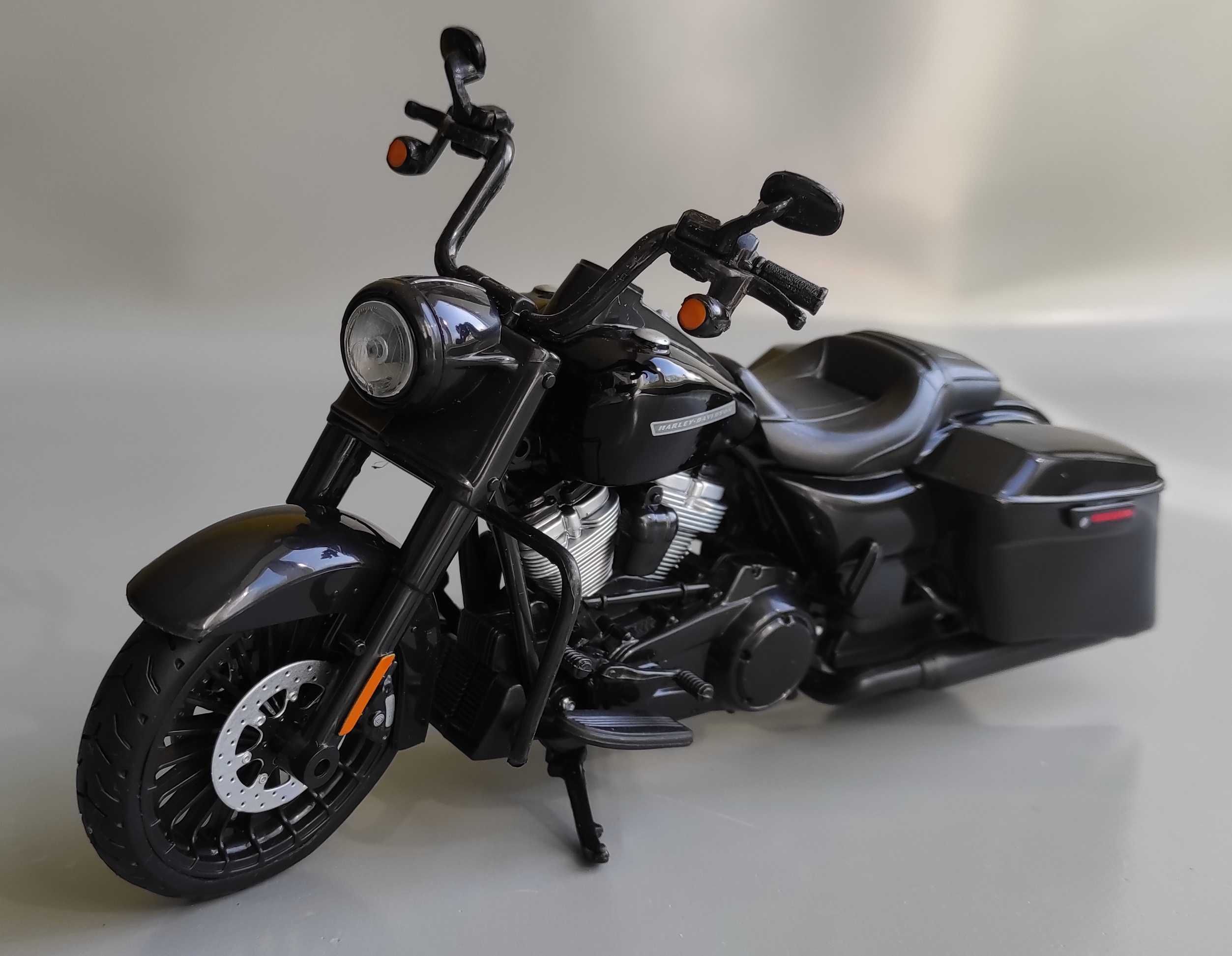 Модель мотоцикла "Harley-Davidson Road King Special" 1/12 (Maisto)