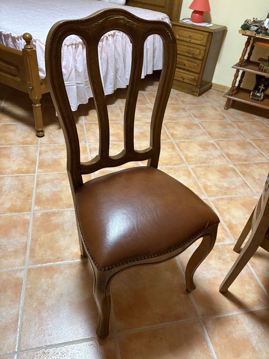 Mesa de sala e conjunto de 8 cadeiras - castanheiro maciço