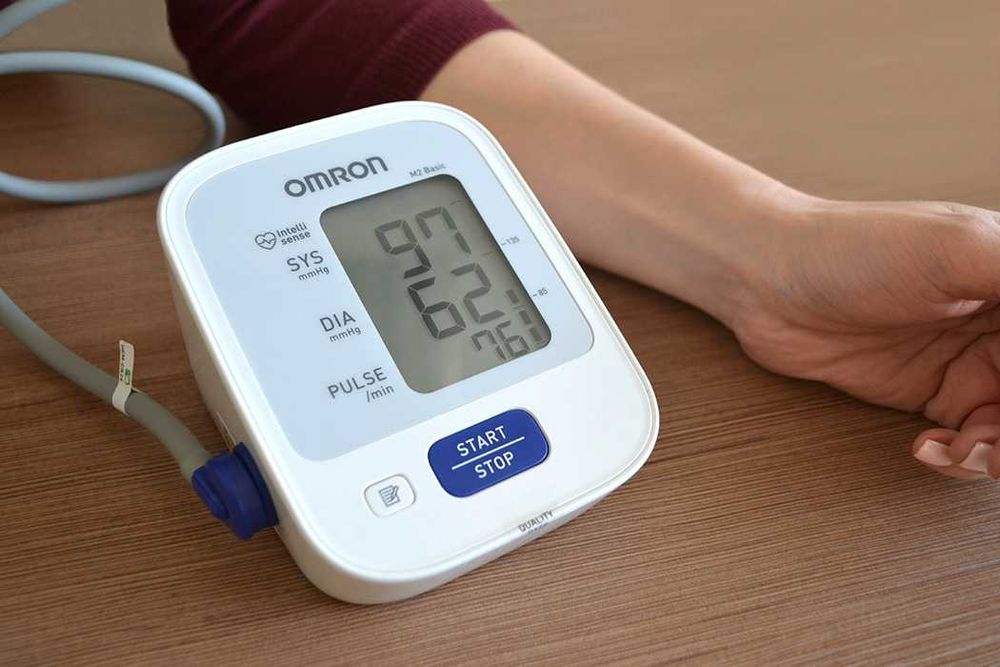 Тонометр Omron M2 Basic японское качество, высокая точность измерения