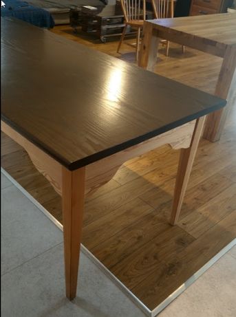 stół drewniany z ciemnym blatem