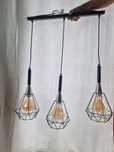 Lampa wiszącal z ozdobnymi żarówkami