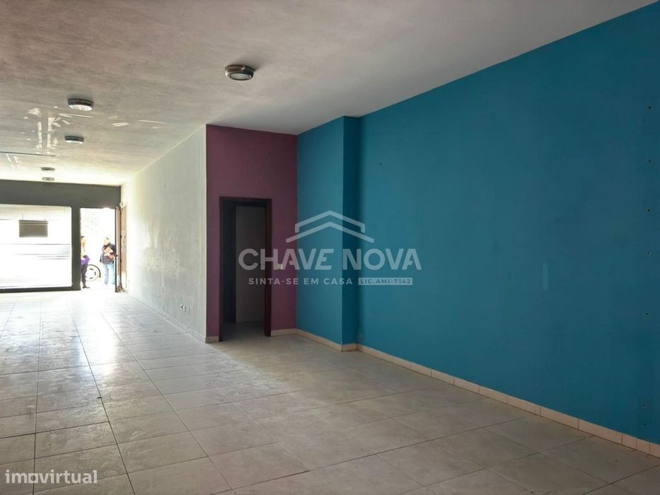 Loja comercial com lugar de garagem no centro de Sandim