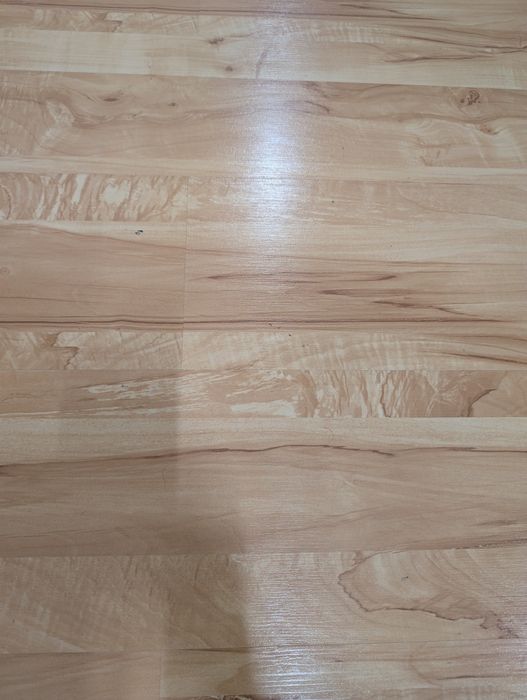 Продам бывший в употреблении ламинат цвет груша производства Германия.