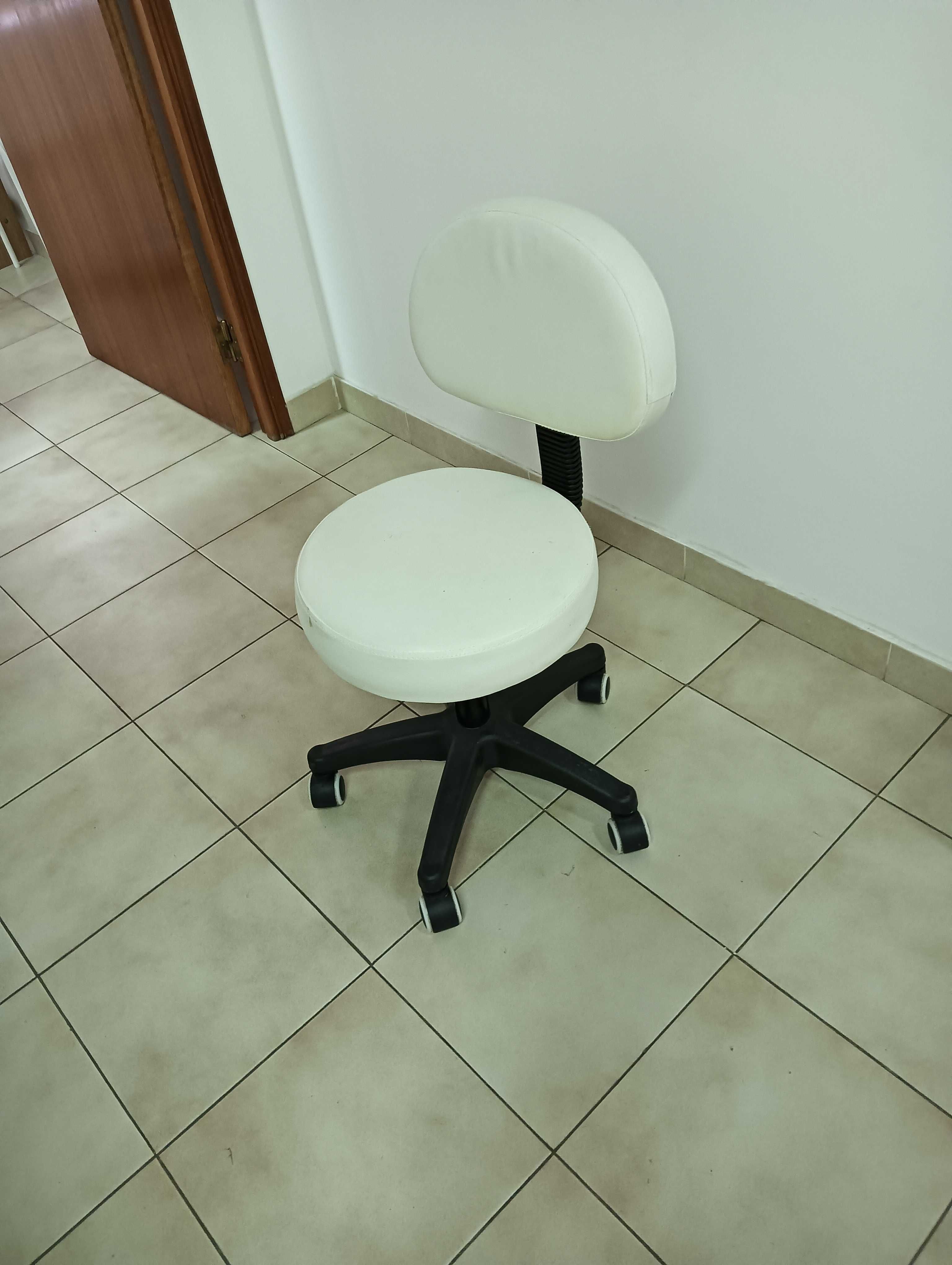 Vende-se banco com apoio lombar rodado