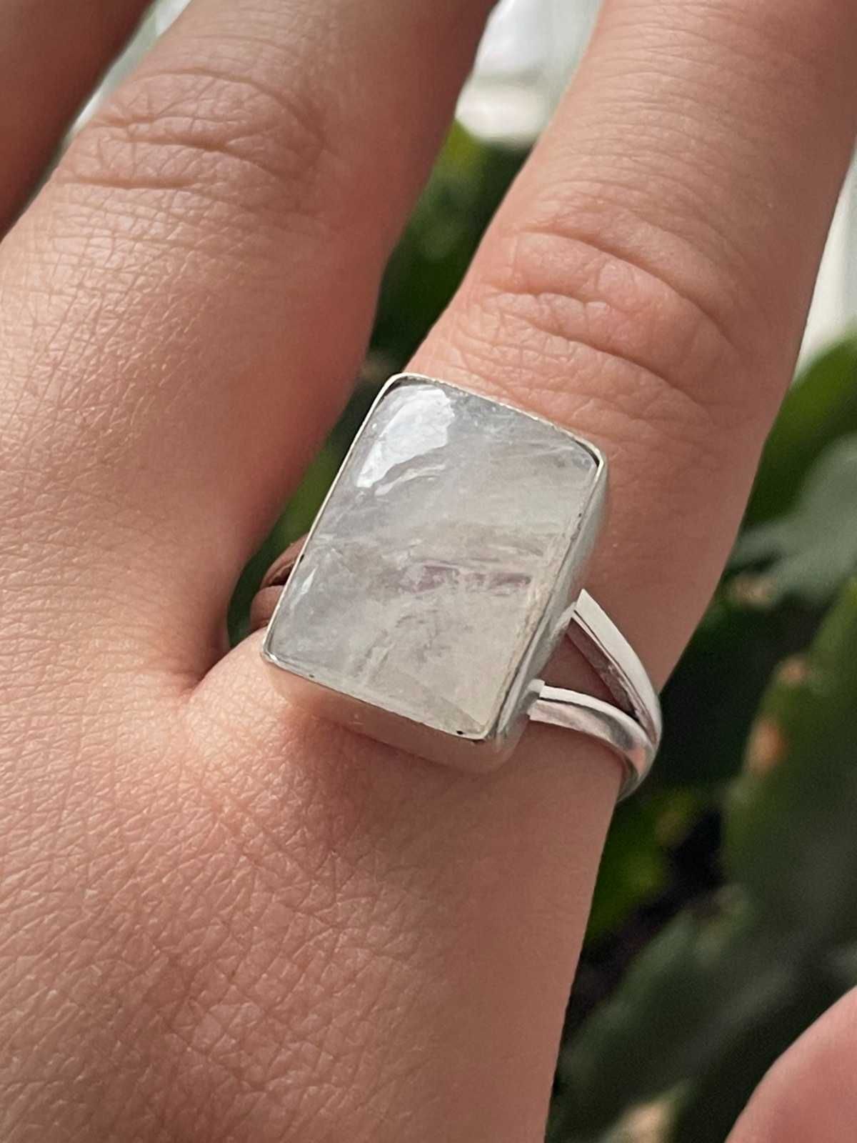 Кольцо с лунным камнем из серебра 925 пробы. Размер 18.75