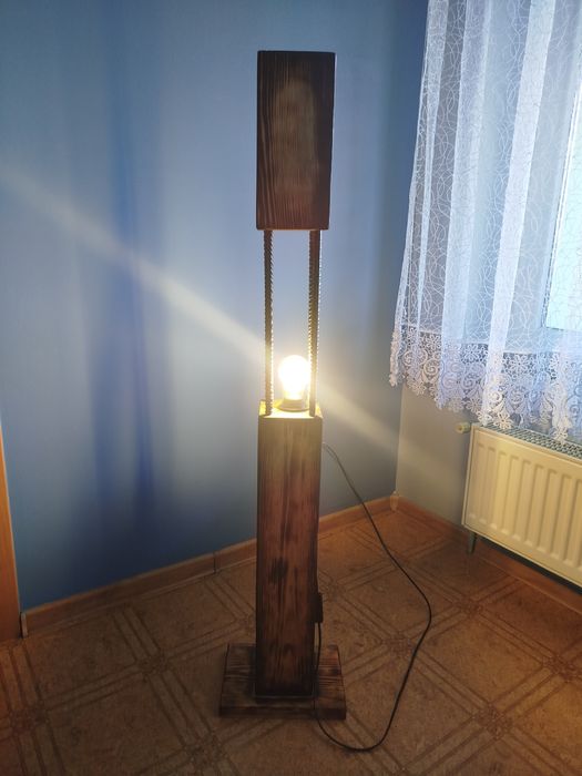 Lampa z drewna stojąca na podstawie