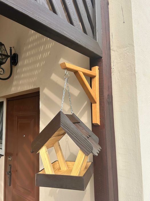 Drewniany karmnik z uchwytem dla ptaków