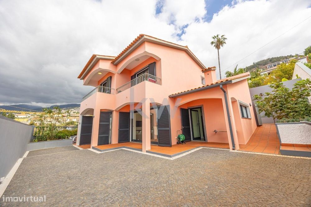Moradia T4 em São Gonçalo com Vista para a Baía do Funchal | Ilha da M