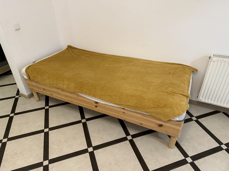 Деревʼяне ліжко з матрацом / ламель диван