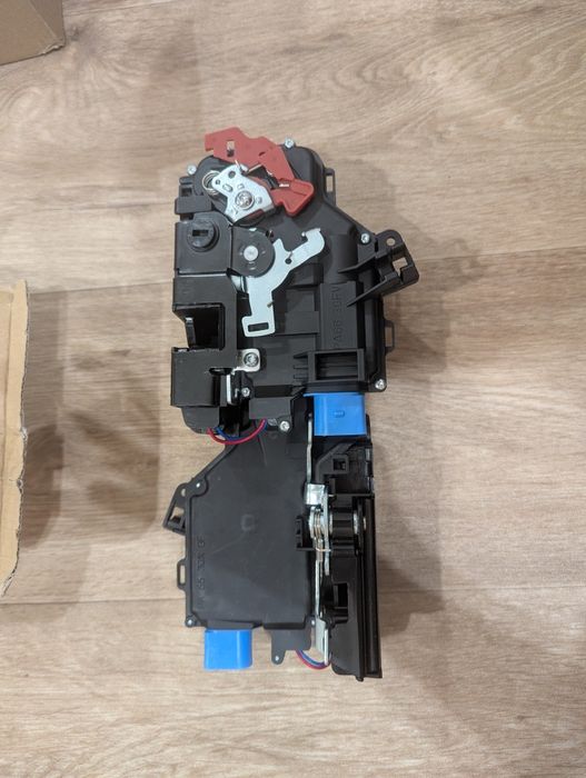 Замок дверей Дверний Лівий, задній VW Golf 5, Octavia. Можливо для