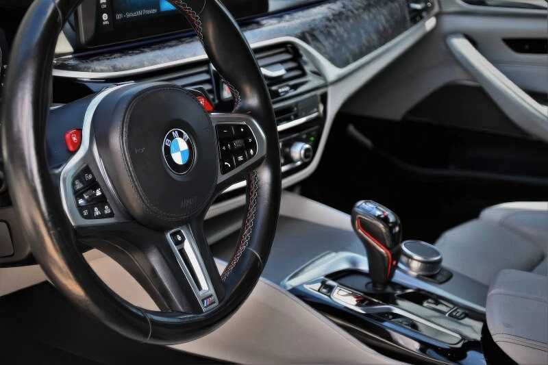 2023    BMW   M5