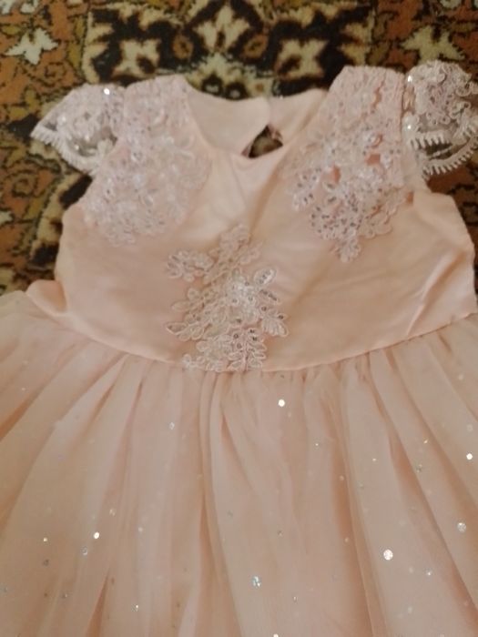 Продам нарядну сукню на дівчинку 5- 6 років