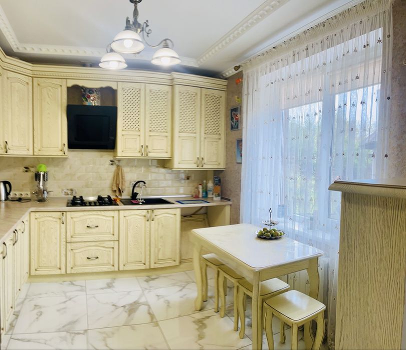 Продаж будинку з ремонтом на околиці міста