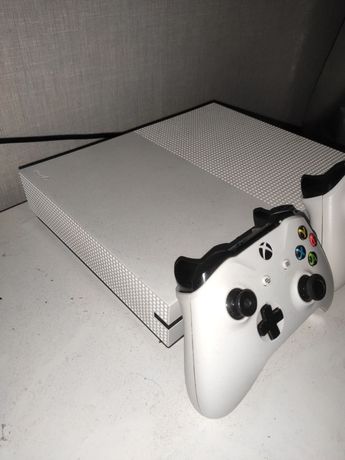 Xbox one s 1tb (с джойстиком)