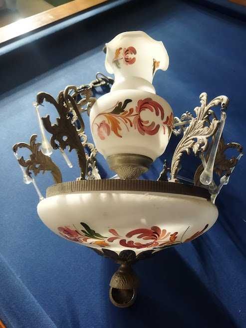 Candeeiro de teto vintage muito bonito em vidro pintado.