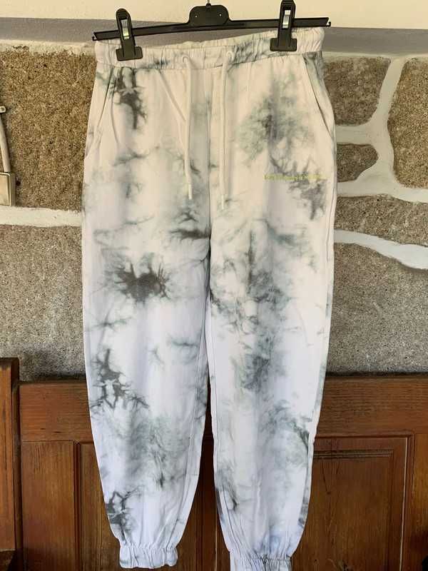 Calças de fato de treino tie-dye com cordão brancas com frase Bershka