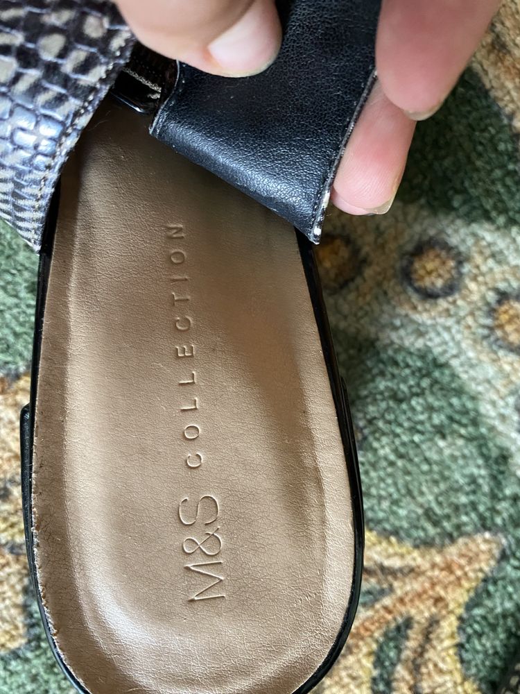 Продам босоніжки