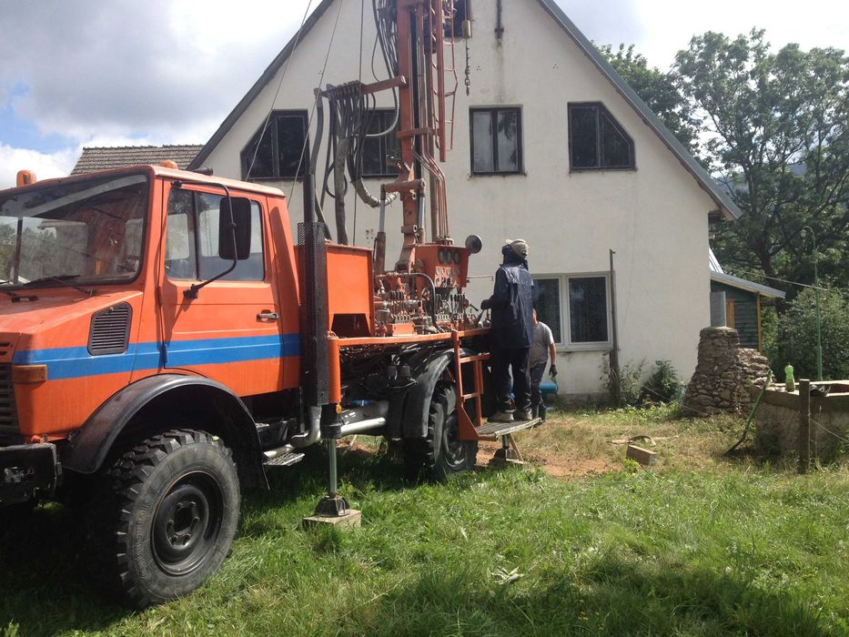 Wiertnica pionowa  Unimog U435 4x4, pompy ciepła, studnie głębinowe