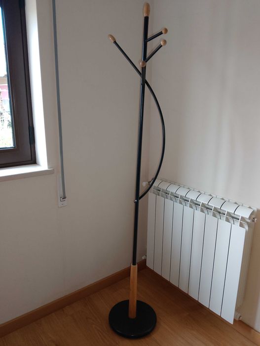Suporte para guarda-chuvas em castanho e dourado e bengaleiro preto