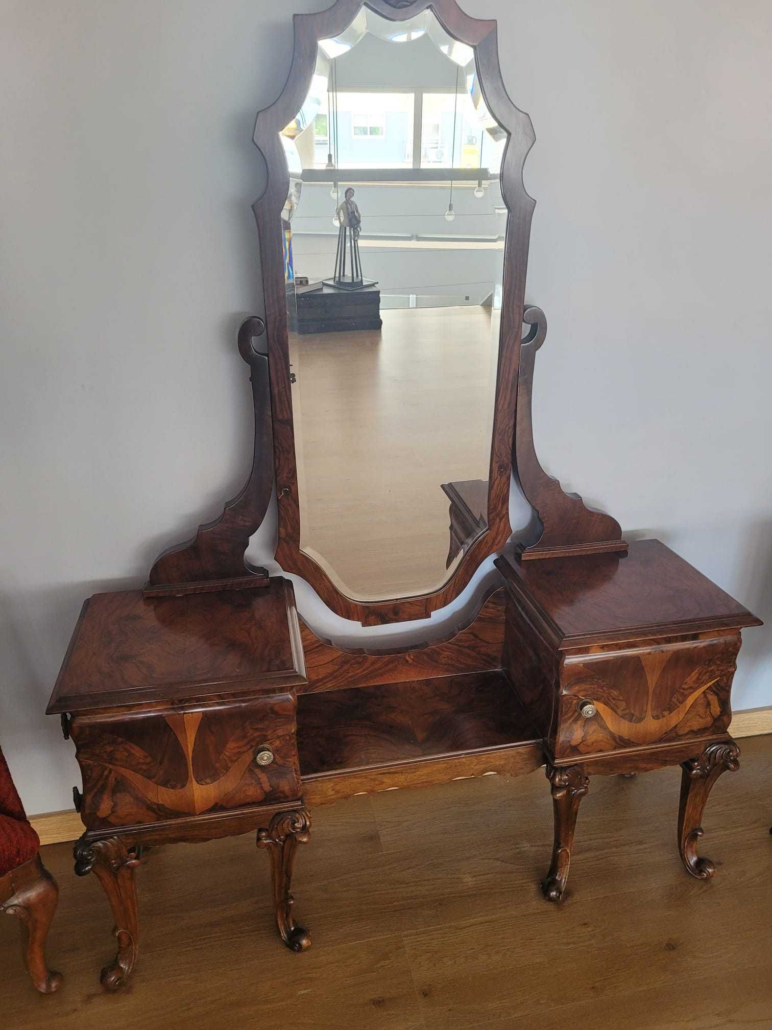Movel antigo com espelho