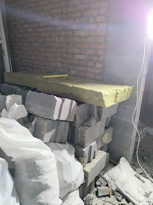 Демонтаж підлог, стін, плитки, штукатурки. Вивезення сміття.