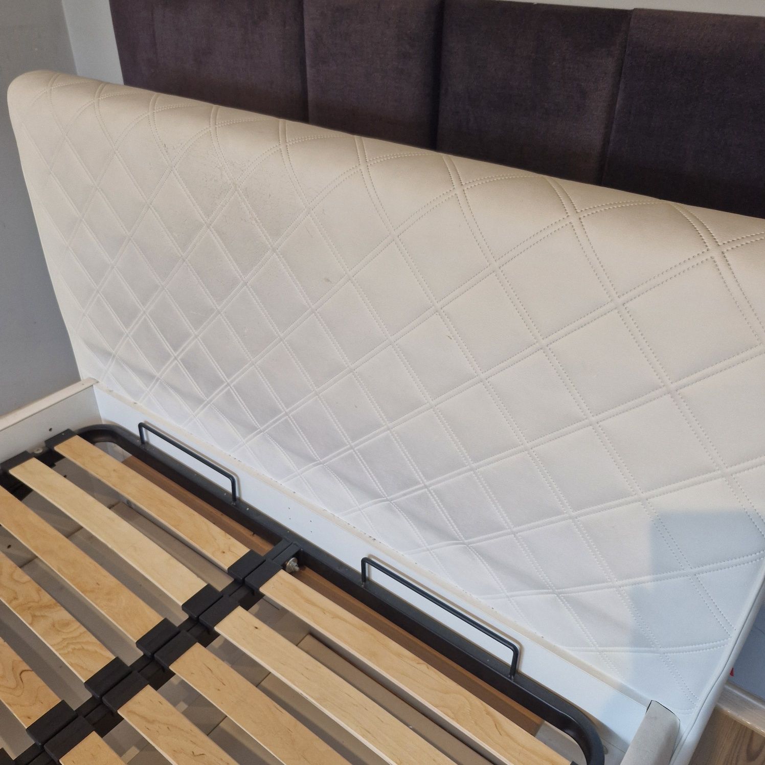 Łóżko tapicerowane z pojemnikiem 120 cm