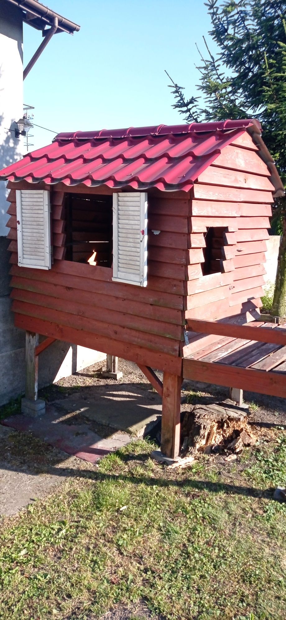 Drewniany domek z balkonem dla dzieci