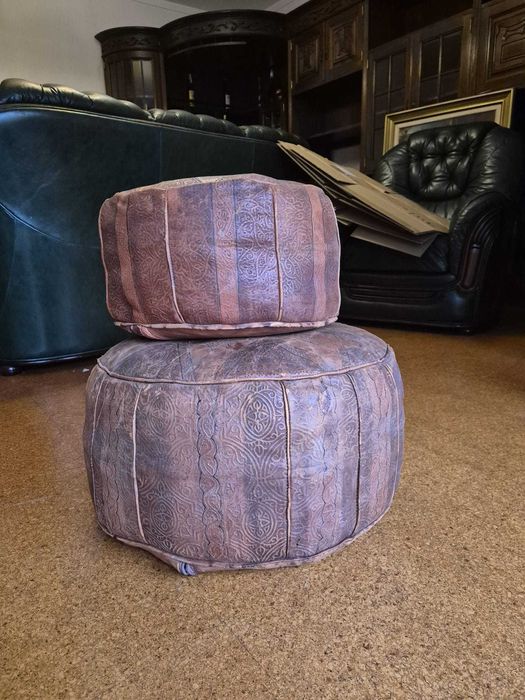 Conjunto de 2 pufes (otomanos) em couro gravado