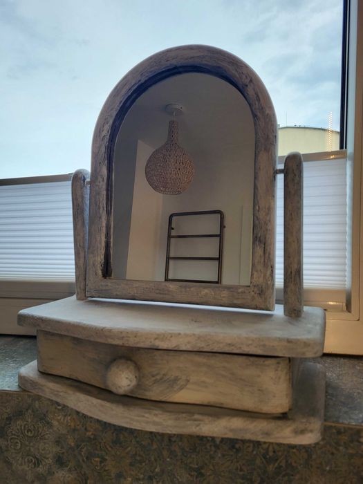 Drewniane lustro/toaletka z szufladą 
Drewniana toaletka z szufladką