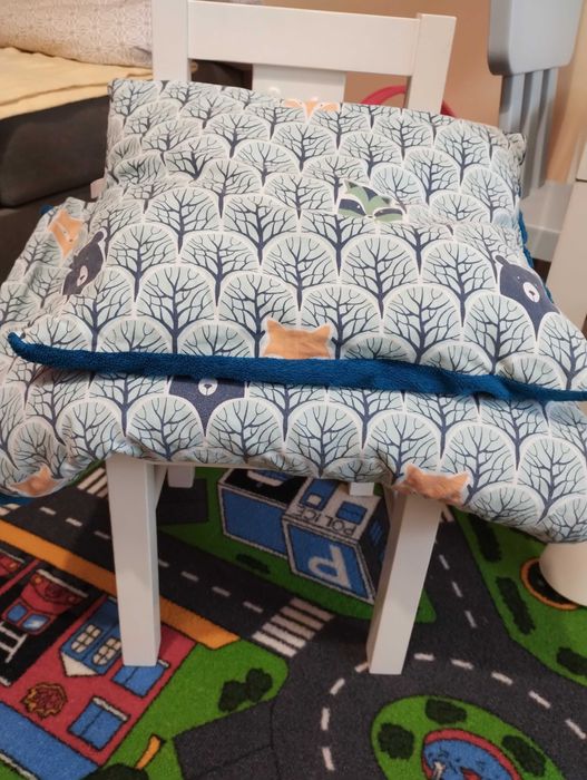 Na chłodniejsze dni kocyk z podusią do łóżeczka