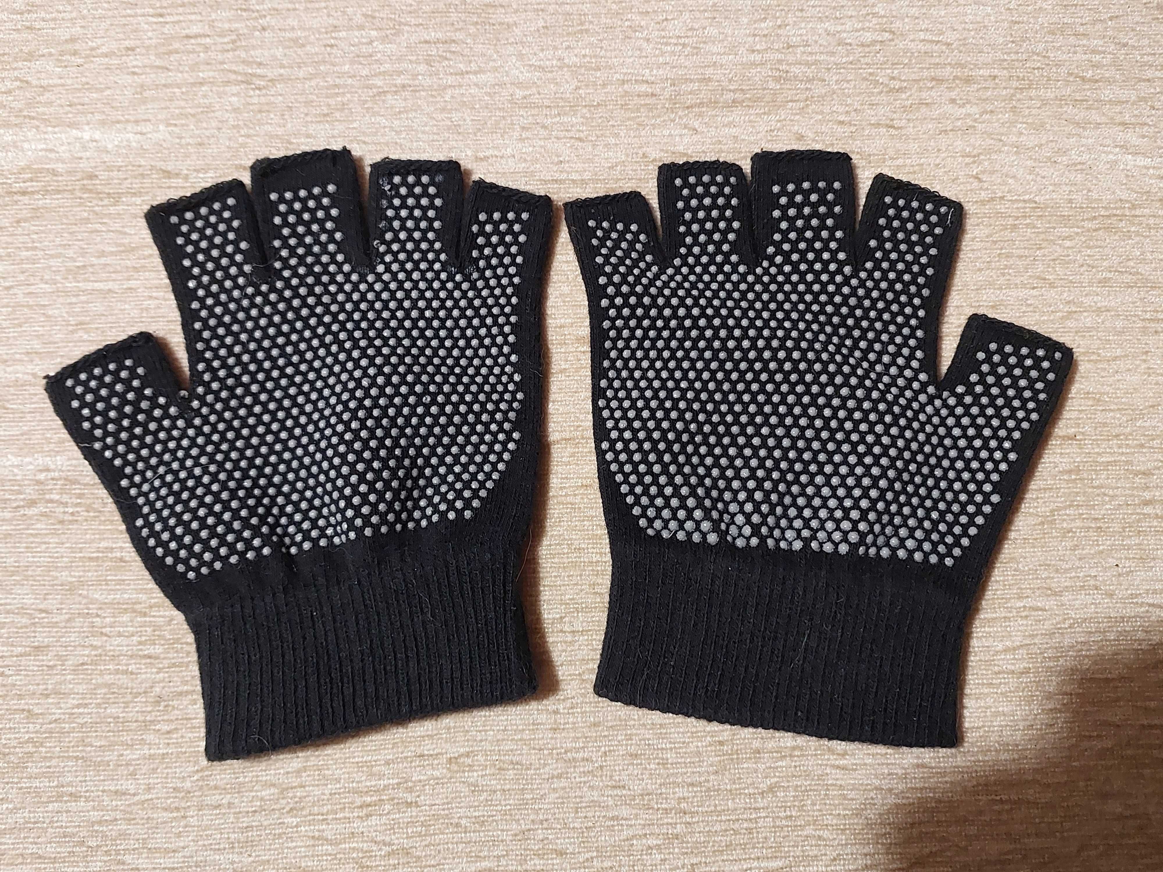 Нескользящие беспалые перчатки