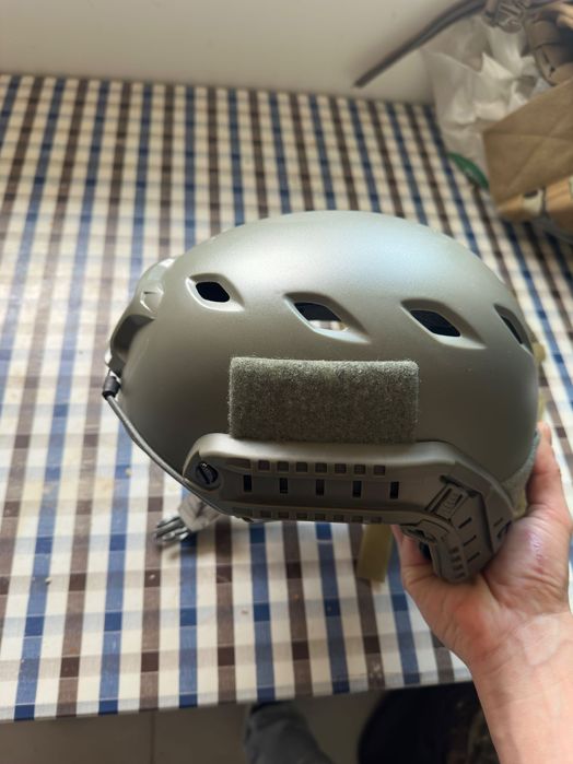 Capacete de combate com tecido