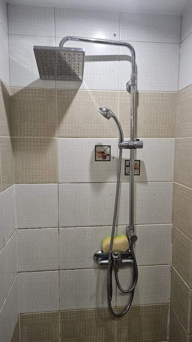 Za darmo Toaleta WC, umywalka, prysznic, lustro